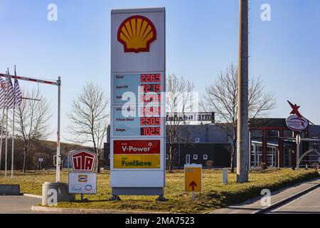 Espositore di una stazione di servizio a Himmelkron in Baviera con prezzi molto elevati per benzina e diesel il 8th marzo 2022 Foto Stock