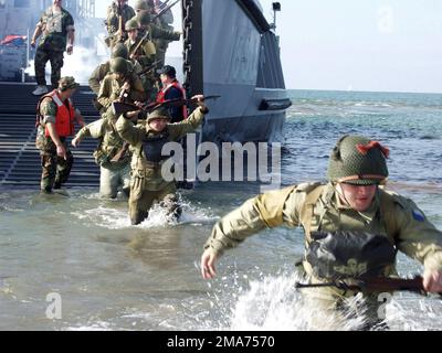 050917-N-7723L-076. [Complete] Scene Caption: Riattori storici e storici viventi, raffiguranti soldati americani dell'epoca della seconda guerra mondiale, partenza da una Landing Craft Utility (LCU 1680), assegnata alla Assault Craft Unit Two (ACU-2), ricreando l'assalto anfibio alleato contro le posizioni dell'esercito tedesco a Omaha Beach, Normandia, Francia, Durante il 6th° D-Day annuale Conneaut Public Historic Battle Re-Enactment tenuto lungo la costa del lago Erie a Conneaut, Ohio (OH). Questi re-enactors stanno partecipando con altri re-enactors americani, canadesi ed europei e storici viventi che stanno ricreando e. Foto Stock