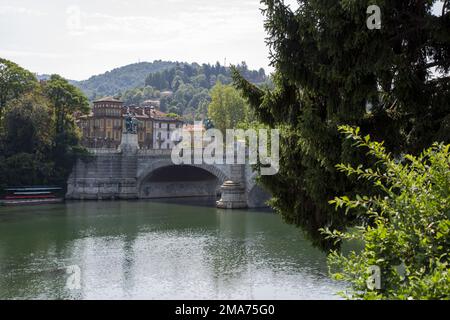 Il ponte Vittorio Emanuele sul po a Torino Foto Stock