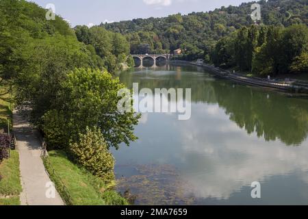 Il po a Torino, Italia, visto dal parco del Valentino sul ponte Franco Balbis con sullo sfondo il ponte Isabel. Foto Stock