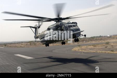 Un US Marine Corps (USMC) CH-53 Super Stallion elicottero, Marine Heavy Helicopter Squadron 464 (HMH-464), distaccamento Alpha, New River, Marine Corps Air Station (MCAS) North Carolina (NC), decollerà da Camp Lemonier, Gibuti (DJI) durante il funzionamento CHE PERSEGUE LA LIBERTÀ. Base: Camp Lemonier Nazione: Gibuti (GJI) Foto Stock