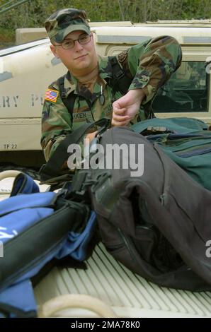 051008-A-9419D-003. Oggetto operazione/Serie: KATRINA BASE DI SOCCORSO: Taylor Stato: Michigan (MI) Paese: Stati Uniti d'America (USA) scena comando maggiore mostrato: 1776th Military Police Co Foto Stock