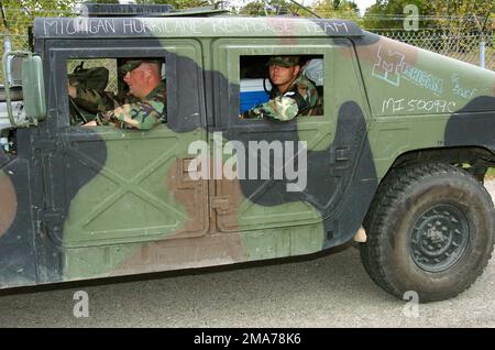 051008-A-9419D-002. Oggetto operazione/Serie: KATRINA BASE DI SOCCORSO: Taylor Stato: Michigan (MI) Paese: Stati Uniti d'America (USA) scena comando maggiore mostrato: 1776th Military Police Co Foto Stock