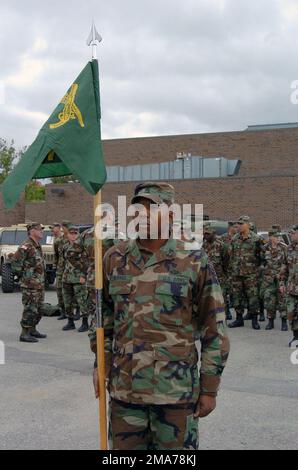 051008-A-9419D-005. Oggetto operazione/Serie: KATRINA BASE DI SOCCORSO: Taylor Stato: Michigan (MI) Paese: Stati Uniti d'America (USA) scena comando maggiore mostrato: 1776th Military Police Co Foto Stock