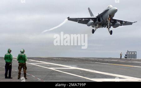 I marinai del Dipartimento dell'aria della Marina DEGLI STATI UNITI (USN) guardano come un corpo dei Marine degli Stati Uniti (USMC) F/A-18A+ Hornet, Marine Strike Fighter Squadron 115 (VMFA-115), Silver Eagles, Marine Corps Air Station (MCAS) Beaufort, South Carolina (SC), Sale verso l'alto dopo che il suo passo touch-and-go è svanito durante le operazioni di volo a bordo della portaerei USN Nimitz Class USS HARRY S. TRUMAN (CVN 75). Il modello F/A-18A+ è una versione aggiornata del modello F/A-18A. Il TRUMAN sta attualmente conducendo qualifiche di carrier e formazione sostenibile con Carrier Air Wing (CVW) 3 al largo della costa orientale degli Stati Uniti. Base: USS Harry Foto Stock