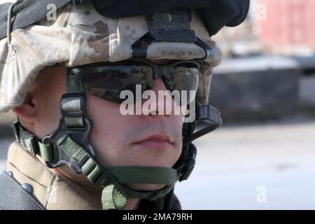 Un corpo marino americano guarda come cittadini di Fallujah, Iraq, si preparano a votare per il referendum per una costituzione durante l'operazione IRACHENA LIBERTÀ. L'evento si è svolto in tutto l'Iraq. Base: Fallujah Stato: Al Anbar Paese: Iraq (IRQ) Foto Stock