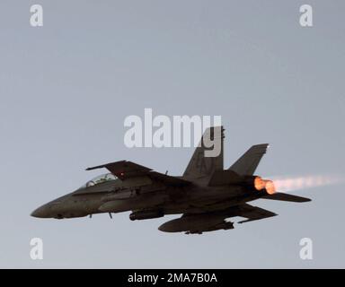 In vista di volo di un corpo marino statunitense (USMC) fa-18D Hornet, Marine Fighter Attack Squadron 332 (All Weather) (VMFA(AW)-332), Marine Corps Air Station (MCAS) Beaufort, South Carolina (SC), con sede presso al Asad Air base (AB), Iraq, durante l'operazione IRACHENA LIBERTÀ. Base: Al Asad Stato: Al Anbar Nazione: Iraq (IRQ) Foto Stock