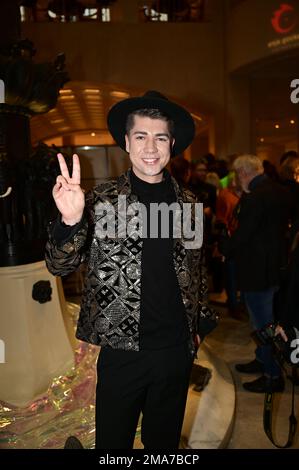 Maximilian Seitz bei der Anja Gockel Fashion Show 'sense' auf der Berlin Fashion Week Autunno/Inverno 2023 im Hotel Adlon Kempinski. Berlino, 18,0 Foto Stock