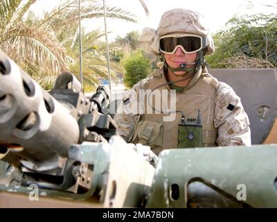 CORPO Marino DEGLI STATI UNITI (USMC) privato prima Classe (PFC) Rogelio Lujan, 2nd Marine Expeditionary Force (MEF), mans il suo calibro Browning M2 0,50 pistola pesante sulla cima di un veicolo a ruote multiuso ad alta mobilità (HMMWV) durante l'operazione IRACHENA LIBERTÀ. Base: Camp Fallujah Stato: Al Anbar Paese: Iraq (IRQ) Foto Stock