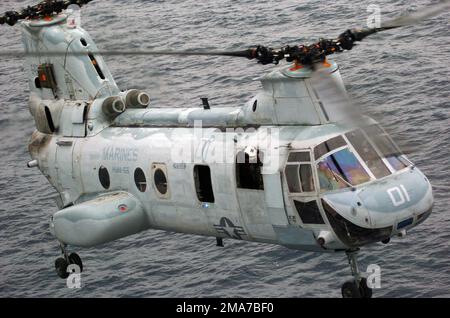 Un US Marine Corps (USMC) CH-46E Sea Knight Helicopter, Marine Medium Helicopter Squadron 166 (HMM-166), Marine Corps Air Station (MCAS) Miramar, California (CA), si prepara ad atterrare sul ponte di una nave d'assalto anfibia mentre è in corso nell'Oceano Pacifico. Un US Marine Corps (USMC) CH-46E Sea Knight Helicopter, Marine Medium Helicopter Squadron 166 (HMM-166), Marine Corps Air Station (MCAS) Miramar, California (CA), si prepara ad atterrare sul ponte di una nave d'assalto anfibia mentre è in corso nell'Oceano Pacifico. Foto Stock