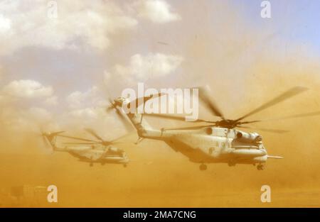 Un paio di US Marine Corps (USMC) CH-53E Super Stallion elicotteri, Marine Heavy Helicopter Squadron 464 (HMH-464), New River, Marine Corps Air Station (MCAS) North Carolina (NC), sabbia soffiare e rocce come decollano dopo aver consegnato cibo e acqua al personale militare degli Stati Uniti stazionati a Harer, Etiopia. Base: Harer Paese: Etiopia (ETH) Foto Stock