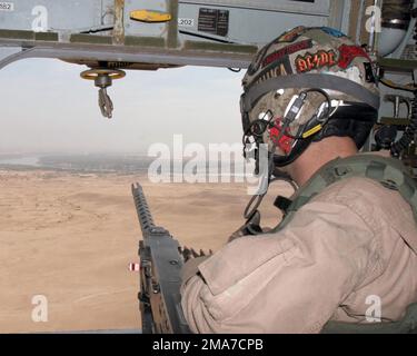 US Marine Corps (USMC) Corporal (CPL) Glen P. Gretsky, Crewchief, Marine Heavy Lift Squadron (HMH)-466, Naval Air Station (NAS) Miramar, California (CA), mans a GAU-16/A Cal. 50 mitragliatrice a bordo del suo assegnato USMC CH-53E Super Stallion vicino ad al Asad, Iraq, durante l'operazione IRACHENA LIBERTÀ. Base: Al Asad Stato: Al Anbar Nazione: Iraq (IRQ) Foto Stock