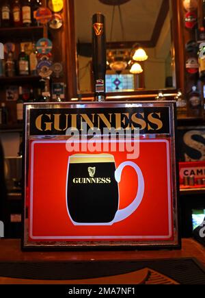 Pompa della vecchia Guinness del 1970s presso il Dispensary, 87 Renshaw St, Liverpool, Merseyside, Inghilterra, REGNO UNITO, L1 2SP Foto Stock