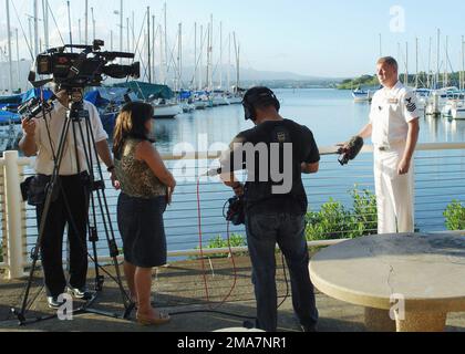 060118-N-9643K-002. [Complete] Scene Caption: US Navy (USN) Aviation Structural Mechanic First Class (AM1) Larry Cummins, Patrol Reconnaissance Squadron 2 (VPU-2), Wizards, Marine Corps base Hawaii (MCBH) Kaneohe Bay, Hawaii (HI), parla ai media del suo salvataggio di una ragazza di 15 anni il 17th gennaio, presso il molo dello Yacht Club di Waikiki. La ragazza era in una macchina guidata dal suo nonno-passo quando si tuffò nel porto e cominciò ad affondare. Dopo l'immersione più volte in acqua soffocante USN AM1 Cummins ha individuato la ragazza nella sede posteriore e tirato la ragazza inconscia a riva, dove il personale di salvataggio Foto Stock