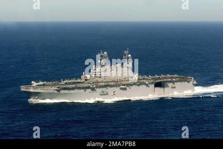 La nave da assalto anfibio Tarawa Classe US Navy (USN) USS PELELIU (LHA 5) in corso sull'Oceano Pacifico. Il PELELIU e il gruppo di sciopero expeditionario 3 (ESG-3) stanno conducendo il loro Joint Task Force Exercise (JTFX) prima di un imminente spiegamento programmato. (Immagine duplicata, vedere anche DNSD0609219 o cercare 060119N9866B010). Paese: Oceano Pacifico (POC) Foto Stock