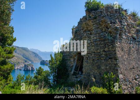 Italia -Costiera Amalfitana nel villaggio di Nerano- rovine di un edificio storico Foto Stock