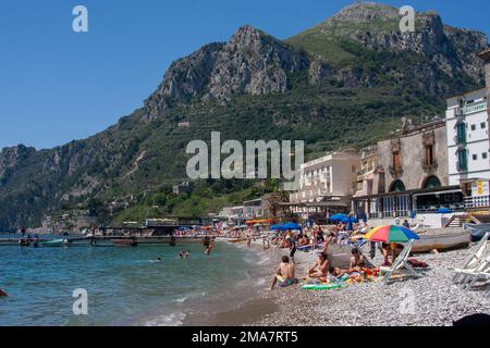 Vacanze in spiaggia Italia - Costiera Amalfitana nel villaggio di Nerano Foto Stock