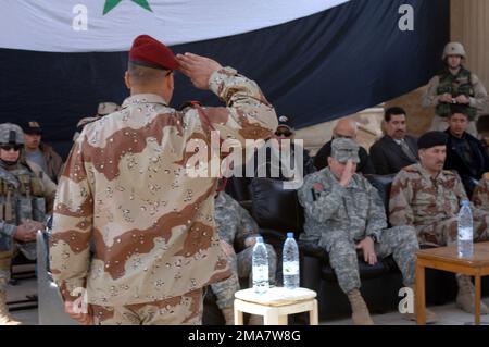 COL. Mohammad Wasif, comandante, 5th Brigata, 6th Divisione dell'esercito iracheno, saluta IL MAJ. Gen. J.D. Thurman, generale comandante, Divisione Multi-Nazionale - Baghdad, MAJ. Gen Mubdar Hatim Hazya al-Duleimi, insieme ad altri dignitari prima di pronunciare il suo discorso durante la cerimonia del trasferimento di autorità della Forward Operating base (FOB) il 31 gennaio 2006. Questa cerimonia fa parte del trasferimento complessivo dell'Iraq al controllo delle forze di sicurezza irachene come parte dell'operazione irachena Freedom. Credito USA Foto dell'esercito: SFC David D. Isakson (RILASCIATO). Operazione/Serie oggetto: BASE PER LA LIBERTÀ IRACHENA: Internazionale Foto Stock