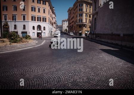 Il quadriciclo Renault Twizy in un ampio colpo sulle strade acciottolate di Roma con spazio copia. Foto Stock