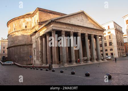 Il Pantheon, costruito come tempio dedicato a "tutti gli dei del passato, del presente e del futuro" Roma Italia Foto Stock