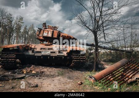 BUCHA, UCRAINA 12.05.2022 Irpin, Bucha. Atrocità dell'esercito russo nei sobborghi di Kyiv. Il carro armato russo è stato abbattuto dall'esercito ucraino. Foto Stock