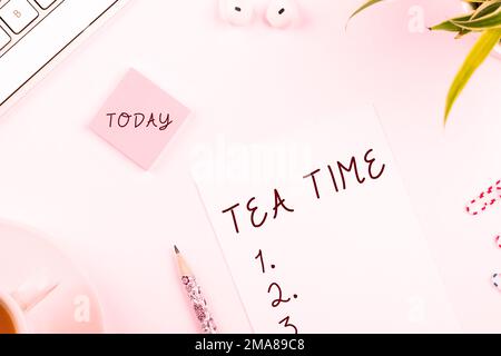 Scrittura con visualizzazione del testo Tea Time. Parola per il tempo nel pomeriggio in cui alcune persone mangiano un piccolo pasto Foto Stock
