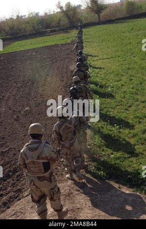 060317-M-0374B-001. [Completa] Scene Caption: Il 17 marzo 2006, Marines of 3rd Squad, 2nd Platoon, Echo Company, 2nd Battaglione, 6th Marines, Regimental Combat Team 5, e soldati iracheni con 2nd battaglione, 4th Brigata, 1st Divisione, pattugliano lungo il fiume Eufrate a Fallujah, Iraq durante l'operazione California Dreaming. Sono alla ricerca di gabbie di armi e di qualsiasi altro oggetto che possa essere utilizzato per realizzare dispositivi esplosivi improvvisati (IED). RCT-5 è schierato con i MEF a sostegno dell'operazione Freedom nella provincia di Anbar in Iraq (MNF-W) per sviluppare le forze di sicurezza irachene, facilitare lo sviluppo Foto Stock