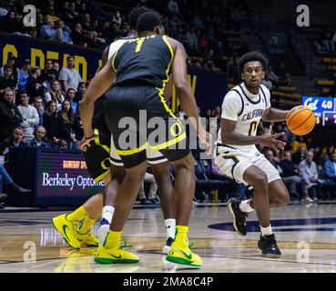 Haas Pavilion Berkeley Calif, USA. 18th Jan, 2023. CA USA La guardia californiana Marsalis Roberson (0) va al basket durante la partita di pallacanestro degli uomini NCAA tra Oregon Ducks e i California Golden Bears. L'Oregon ha battuto la California 87-58 all'Haas Pavilion Berkeley Calif. Thurman James/CSM/Alamy Live News Foto Stock