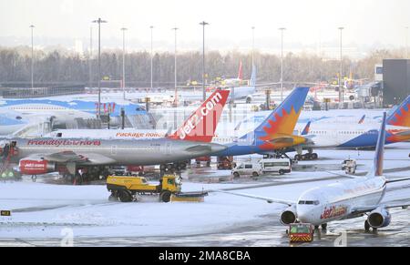 Gli spazzaneve sgomberano la neve all'aeroporto di Manchester. La gente attraverso molte parti del paese sta rinforzandosi per alcuni giorni di rottura di corsa mentre la neve, il ghiaccio e le temperature amaramente fredde stringono la nazione. Data immagine: Giovedì 19 gennaio 2023. Foto Stock