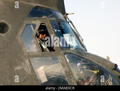 060321-N-7526R-100. Base: USS Blue Ridge (LCC 19) Foto Stock