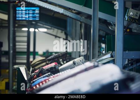 Molti bagagli sul nastro trasportatore. Smistamento bagagli in aeroporto. Viaggiare in aereo. Foto Stock