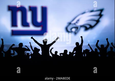 PHILADELPHIA, USA, 18 GENNAIO 2023: New York Giants contro Philadelphia Eagles. NFL Divisional Round 2023, Silhouette di tifosi che sostengono il team e. Foto Stock