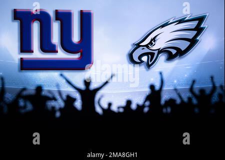 PHILADELPHIA, USA, 18 GENNAIO 2023: New York Giants contro Philadelphia Eagles. NFL Divisional Round 2023, Silhouette di tifosi che sostengono il team e. Foto Stock