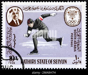 YEMEN DEL SUD - CIRCA 1967: Un francobollo stampato nel Sud Yemen Quaiti Stato in Hadhramaut mostra il pattinaggio di velocità, 1968 Grenoble, circa 1967 Foto Stock