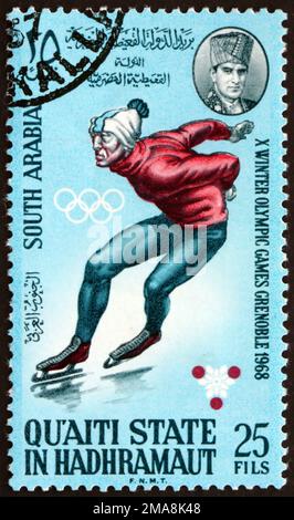 YEMEN DEL SUD - CIRCA 1967: Un francobollo stampato nel Sud Yemen Quaiti Stato in Hadhramaut mostra il pattinaggio di velocità, 1968 Grenoble, circa 1967 Foto Stock