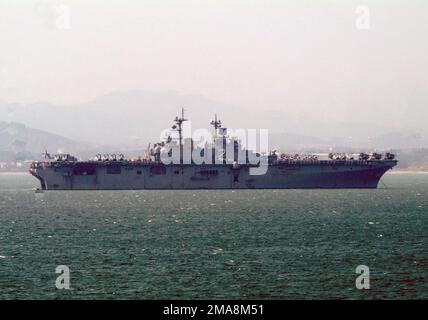 060402-N-4124C-015. [Complete] Scene Caption: A dritta vista laterale della US Navy (USN) Wasp Class Amphibious Assault Ship, USS ESSEX (LHD 2), che riposa all'ancora nel porto di Pohang, Repubblica di Corea (ROK). Il Forward Deployed Amphhibious Ready Group (ARG) è arrivato a Pohang per caricare il personale e le attrezzature del corpo marino statunitense (USMC) 31st Marine Expeditionary Unit (MEU) dopo il completamento di ricezione, staging, movimento e integrazione in avanti e IL FOAL EAGLE 2006. Navi e unità assegnate al comandante, alla Task Force 76 (CTF-76) e agli elementi dell'unità marittima di spedizione 31st (MEU) Foto Stock