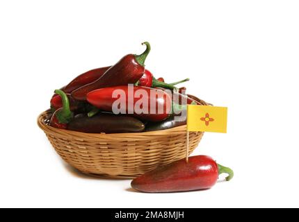 Peperoni rossi di Jalapeno con bandiera del New Mexico isolati su bianco Foto Stock