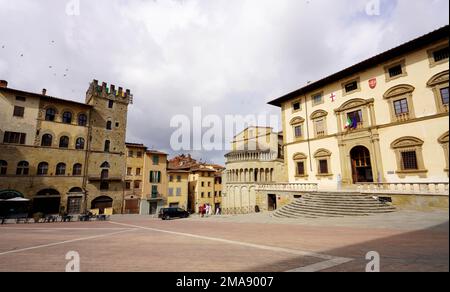 AREZZO, ITALIA - 24 GIUGNO 2022: Piazza Grande ad Arezzo, Toscana, Italia Foto Stock