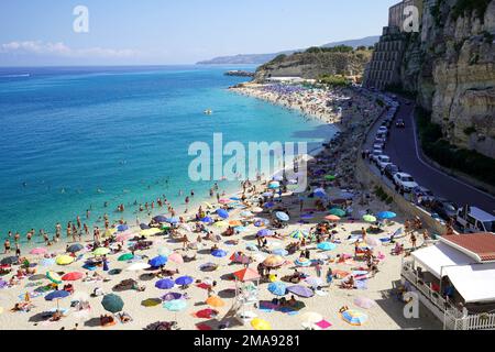 TROPEA, CALABRIA - 6 SETTEMBRE 2022: Veduta aerea dello storico villaggio di Tropea sul mare in Calabria Foto Stock