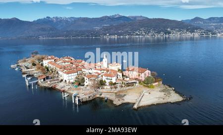 Una vista da drone sull'isola dei pescatori in Italia Foto Stock