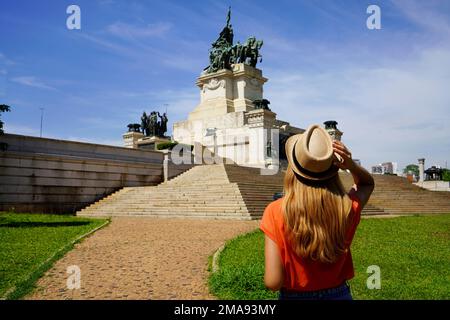 Turismo a Sao Paulo, Brasile. Vista posteriore della bella giovane donna turistica che visita il Monumento all'Indipendenza del Brasile. Foto Stock