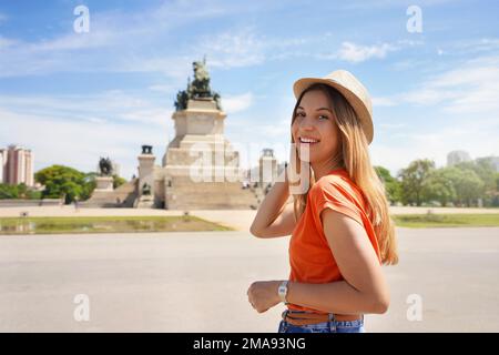 Ritratto di donna sorridente viaggiatore rilassato a piedi nel parco cittadino di Sao Paulo, Brasile Foto Stock