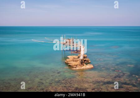 Punta Aderci (vasto, Italia) - Costa dei Trabocchi, sul mare Adriatico, provincia di Chieti, Abruzzo. Qui il famoso trabucco della Riserva Naturale Foto Stock