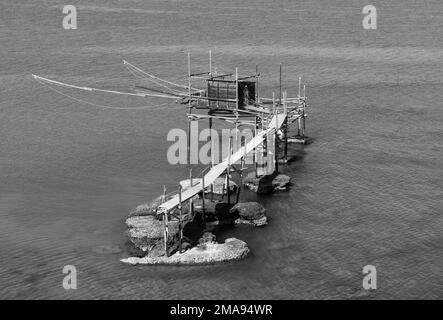 Punta Aderci (vasto, Italia) - Costa dei Trabocchi, sul mare Adriatico, provincia di Chieti, Abruzzo. Qui il famoso trabucco della Riserva Naturale Foto Stock