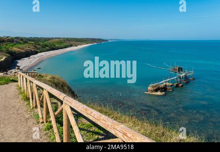 Punta Aderci (vasto, Italia) - Costa dei Trabocchi, sul mare Adriatico, provincia di Chieti, Abruzzo. Qui il famoso trabucco della Riserva Naturale Foto Stock