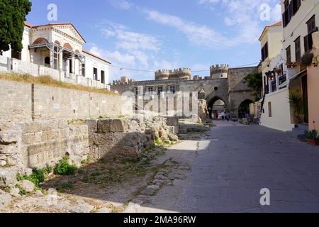 RODI, GRECIA - 11 MAGGIO 2022: Vecchie fortificazioni della città di Rodi, Grecia. Sito patrimonio dell'umanità dell'UNESCO. Foto Stock