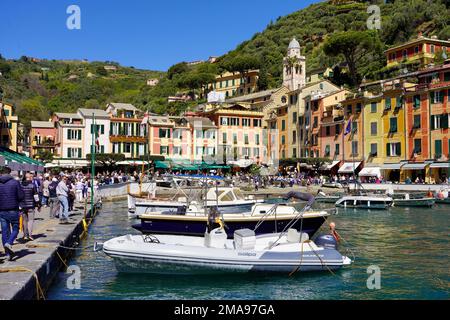 PORTOFINO, ITALIA - 17 APRILE 2023: Porto turistico di Portofino il giorno d'estate, Genova, Italia Foto Stock