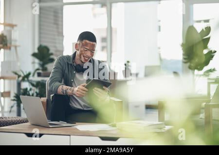 Autunno sette volte e alzarsi otto. un giovane uomo d'affari che usa un tablet al lavoro. Foto Stock