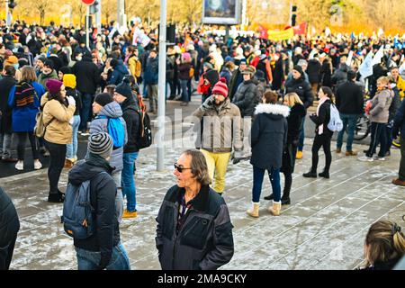 19 gennaio 2023, Clermont Ferrand, Auvergne Rodano Alpi, Francia: Giornata nazionale di sciopero in Francia, il 19th gennaio, contro la riforma delle pensioni. Qui, a Clermont-Ferrand, migliaia di persone hanno marciato per le strade insieme a diversi sindacati. (Credit Image: © Adrien Fillon/ZUMA Press Wire) SOLO PER USO EDITORIALE! Non per USO commerciale! Foto Stock