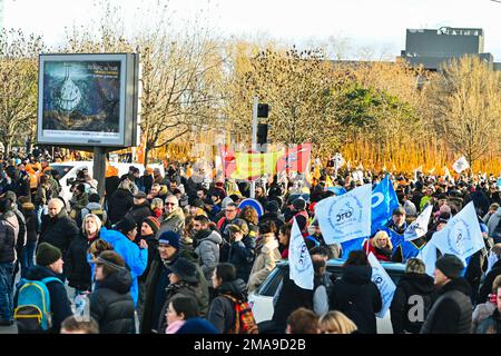 19 gennaio 2023, Clermont Ferrand, Auvergne Rodano Alpi, Francia: Giornata nazionale di sciopero in Francia, il 19th gennaio, contro la riforma delle pensioni. Qui, a Clermont-Ferrand, migliaia di persone hanno marciato per le strade insieme a diversi sindacati. (Credit Image: © Adrien Fillon/ZUMA Press Wire) SOLO PER USO EDITORIALE! Non per USO commerciale! Foto Stock